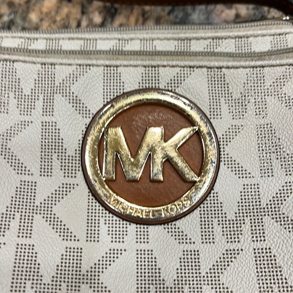 Michael Kors Korda cross body purse - Picture 4 of 8